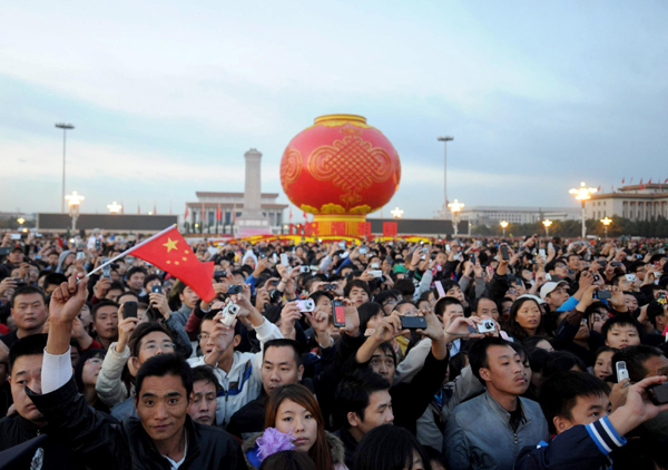 National flag raising ceremony held in Beijing