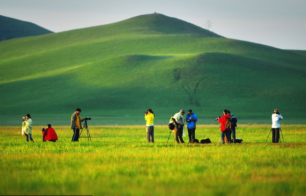 Visitors flock to grassland for summer vacation