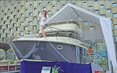 Salesmen angle for big fish at Sanya event