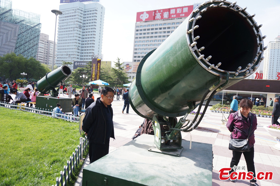 Huge mist cannons attract people in Lanzhou