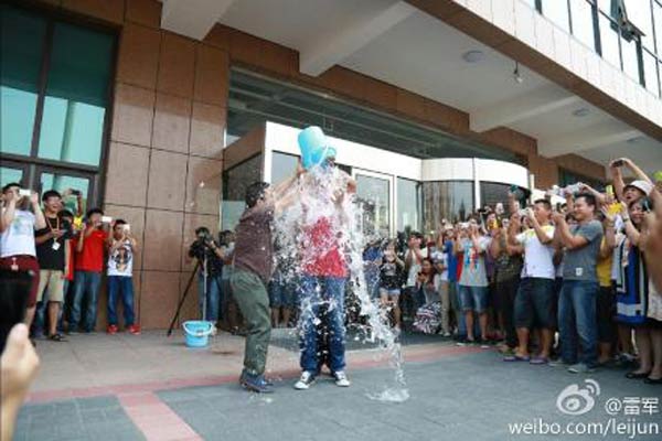 Ice bucket charity heats up Internet