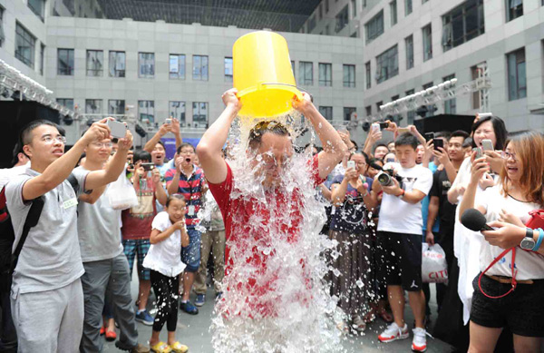 Ice bucket charity heats up Internet