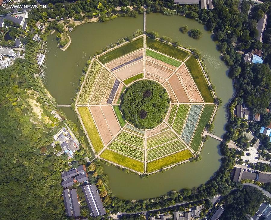 Autumn scenery of West Lake in Hangzhou