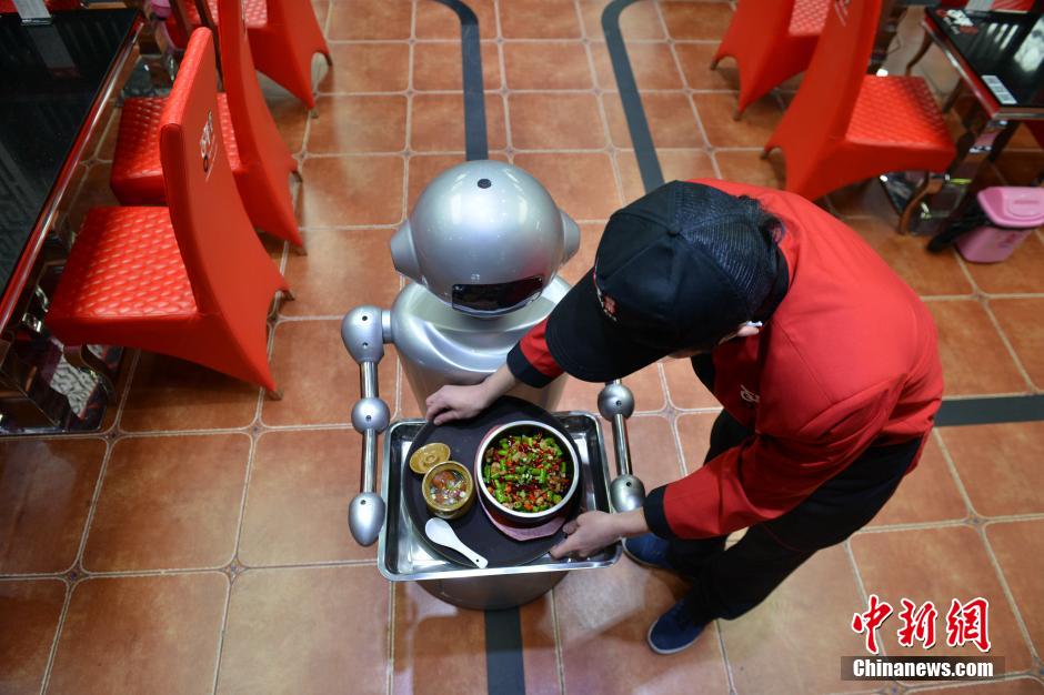 Robot-themed restaurant attracts curious customers