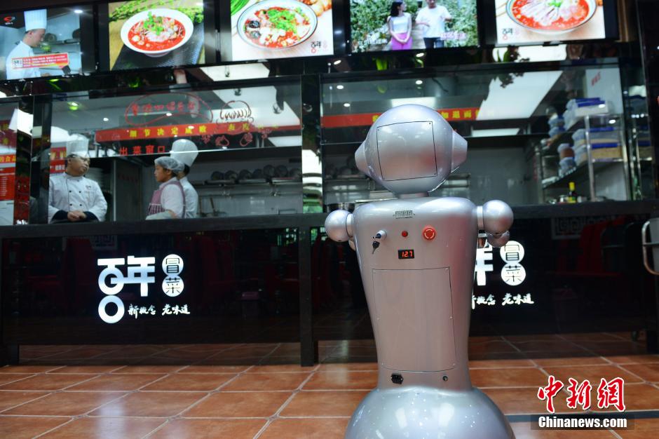 Robot-themed restaurant attracts curious customers