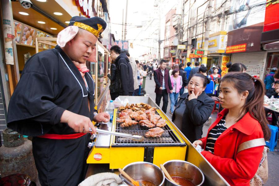 Funny 'pig' outfit helps street vendor boost sales