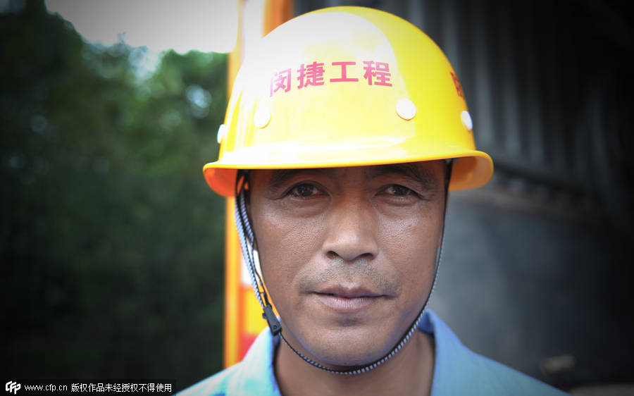 'Frogmen' dredge pipelines in Shanghai