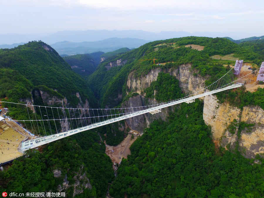 World's longest glass-bottomed bridge takes shape in Hunan