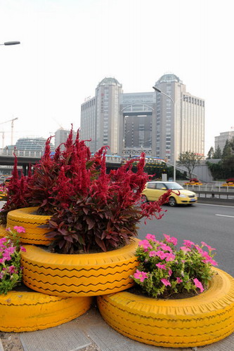 Crafty recycling beautifies Beijing road