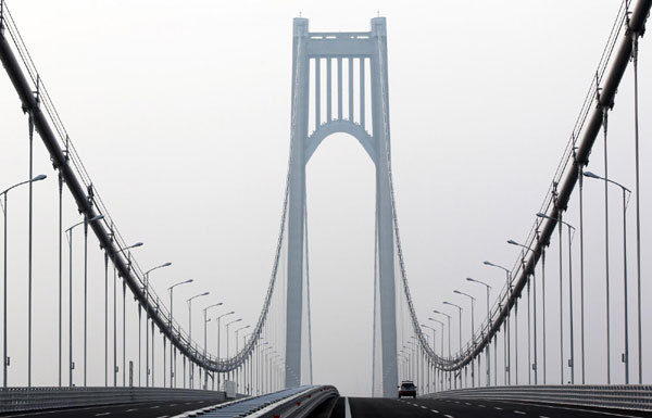 New suspension bridge over Yangtze in E China