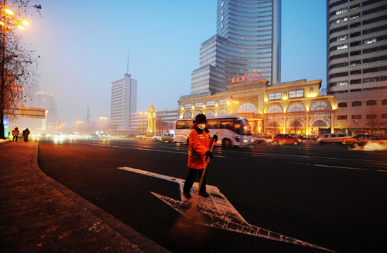 Cold winter a challenge to city sanitation workers