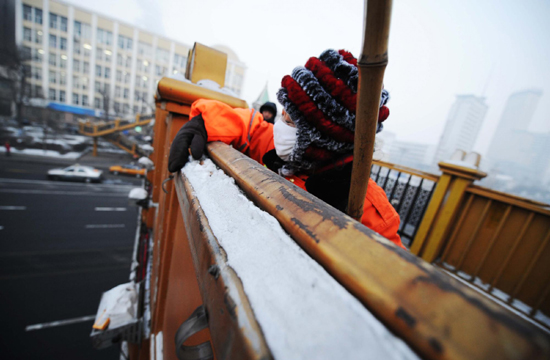 Cold winter a challenge to city sanitation workers