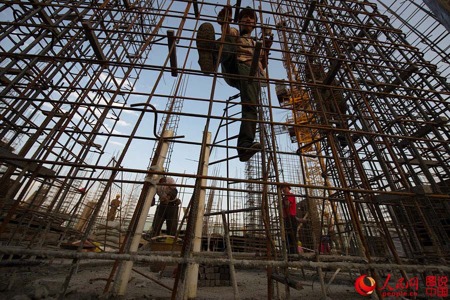 Lives of carpenters on construction site