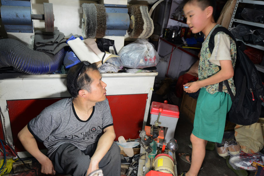 Shandong cobbler maintains happy life despite obstacles