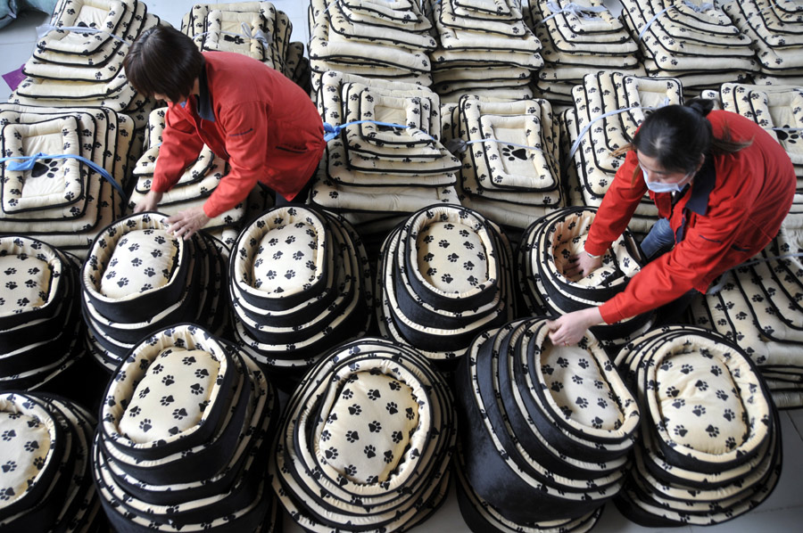 Left-behind women make pet beds for export