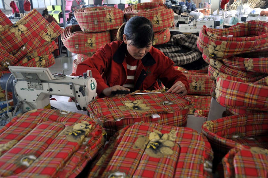 Left-behind women make pet beds for export