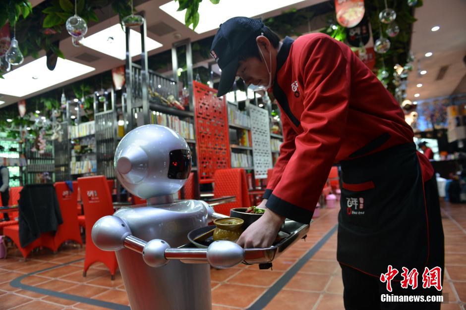 Robot-themed restaurant attracts curious customers