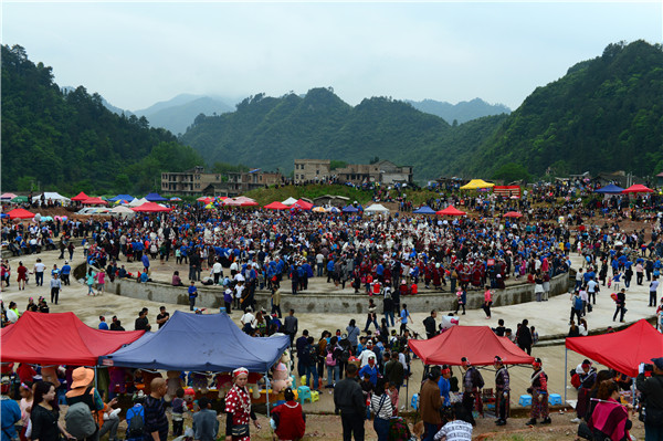 Colors of Miao attract visitors to Taijiang