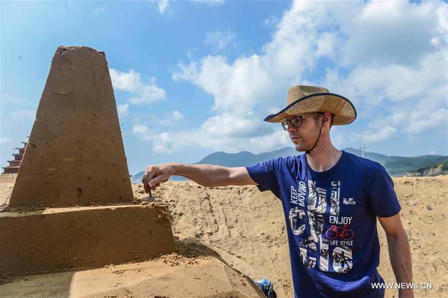 Artists build sand sculptures to greet upcoming G20 Summit