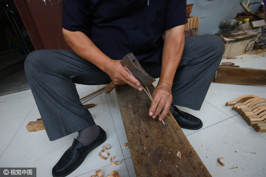 Hand-carved buckets face possible extinction in Zhejiang