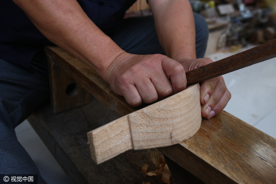 Hand-carved buckets face possible extinction in Zhejiang