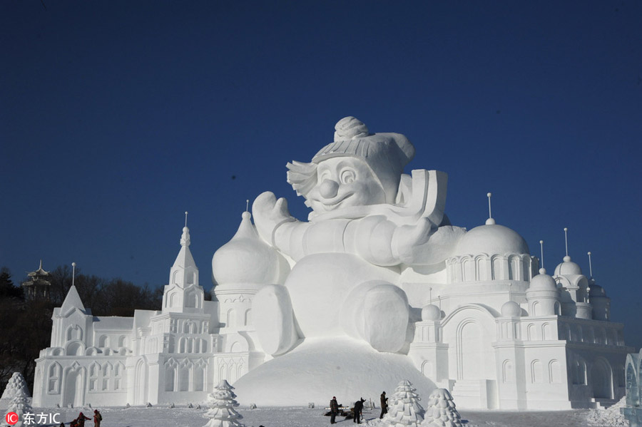 Snow sculptures and ice lanterns heat up Harbin