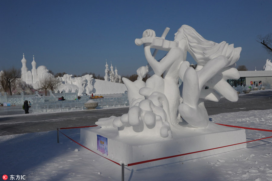 Snow sculptures and ice lanterns heat up Harbin