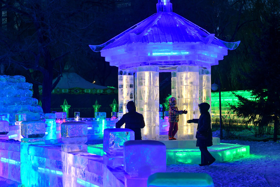 Snow sculptures and ice lanterns heat up Harbin