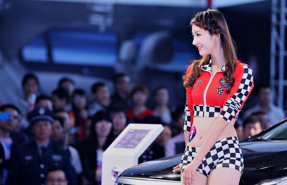 Model competition lights up Jiangsu auto show