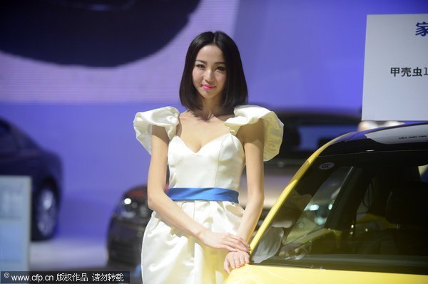 Models take center stage at Yangzhou auto show