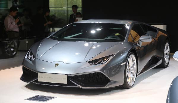 Lamborghini unveils rear-wheel-drive Huracan LP 580-2