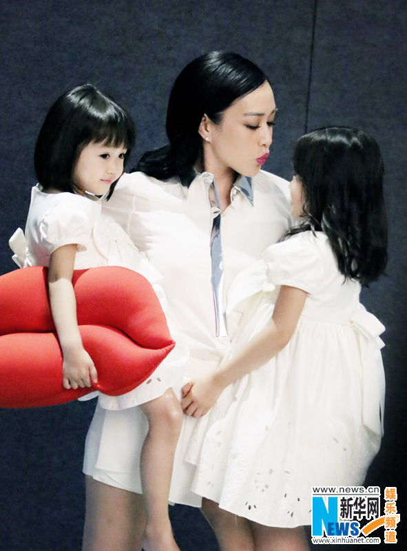 Christy Cheung and daughters pose for magazine