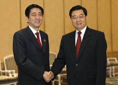 China's President Hu Jintao (R) meets with Japan's Prime Minister Shinzo Abe on the sidelines of the Asia-Pacific Economic Cooperation summit in Hanoi November 18, 2006. REUTERS/Xinhua/Rao Aimin 