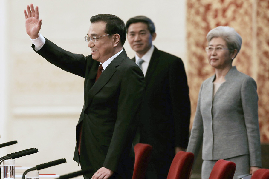 Premier Li Keqiang meets press