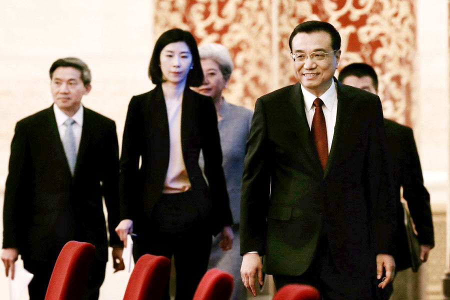 Premier Li Keqiang meets press