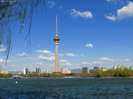 Foreign volunteers show you around China's Central TV Tower