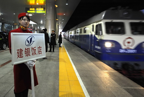 First group of CPPCC members arrives in Beijing