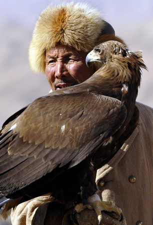 Falcon cultural festival held in Xinjiang