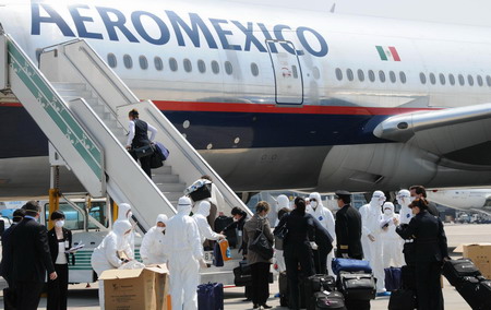 Mexicans fly back home from Shanghai