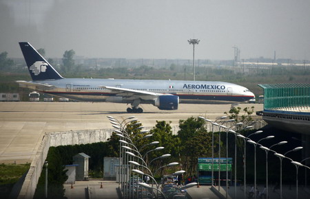 Mexicans fly back home from Shanghai