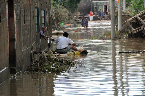 Worst floods in a decade leave 701 dead in China