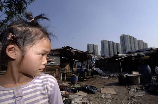 Bulldozers move in on Sanya shantytown