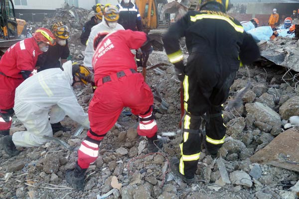 Chinese rescuers work in Christchurch after quake