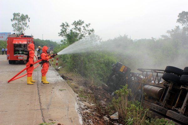 Tank rollover causes corrosive acid leak