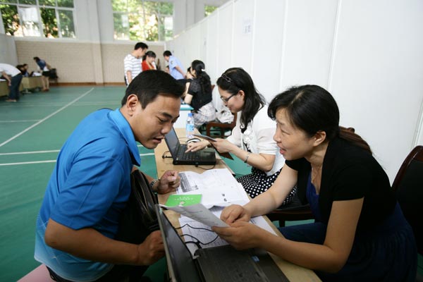 Parents queue before dawn to enroll children