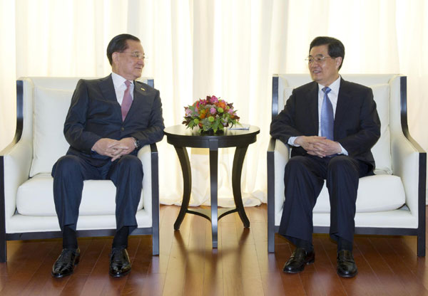 Hu meets KMT honorary chairman in Vladivostok