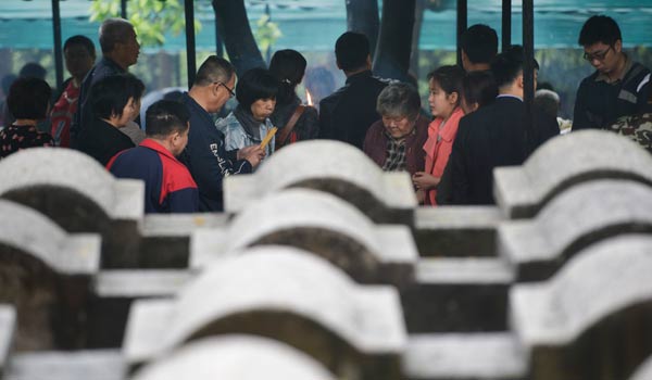 Costly cemetery plots sadden Guangzhou