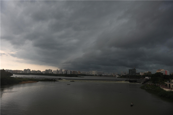 Red wave alert issued as Typhoon Utor nears