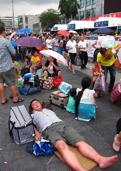 Guangzhou rail service suspended, 80,000 affected