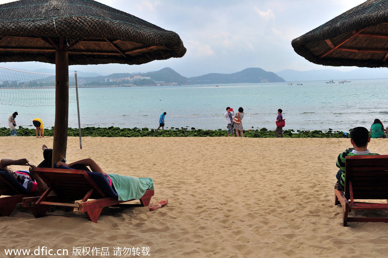 Algae scares tourists away from Sanya beach